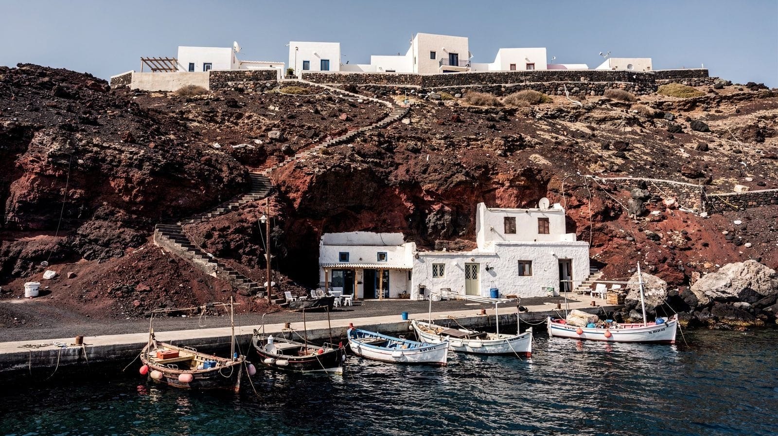Baie d'Ammoudi : le port de pêche d'Oia au bord de l'eau