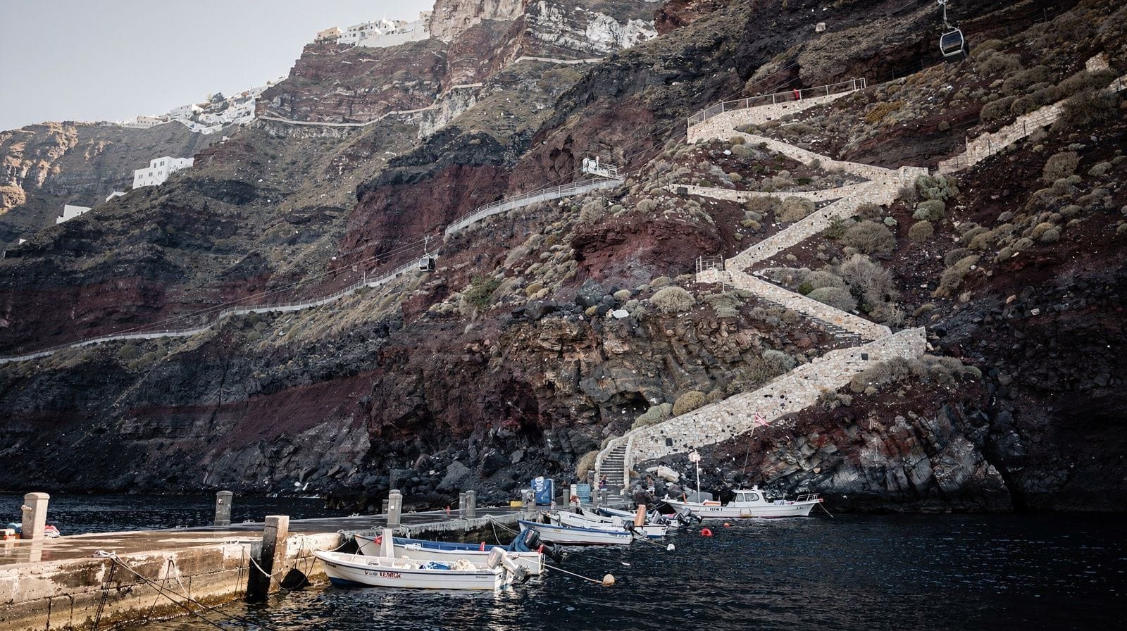 Le vieux port de Fira : Skala, le téléphérique et les 588 marches