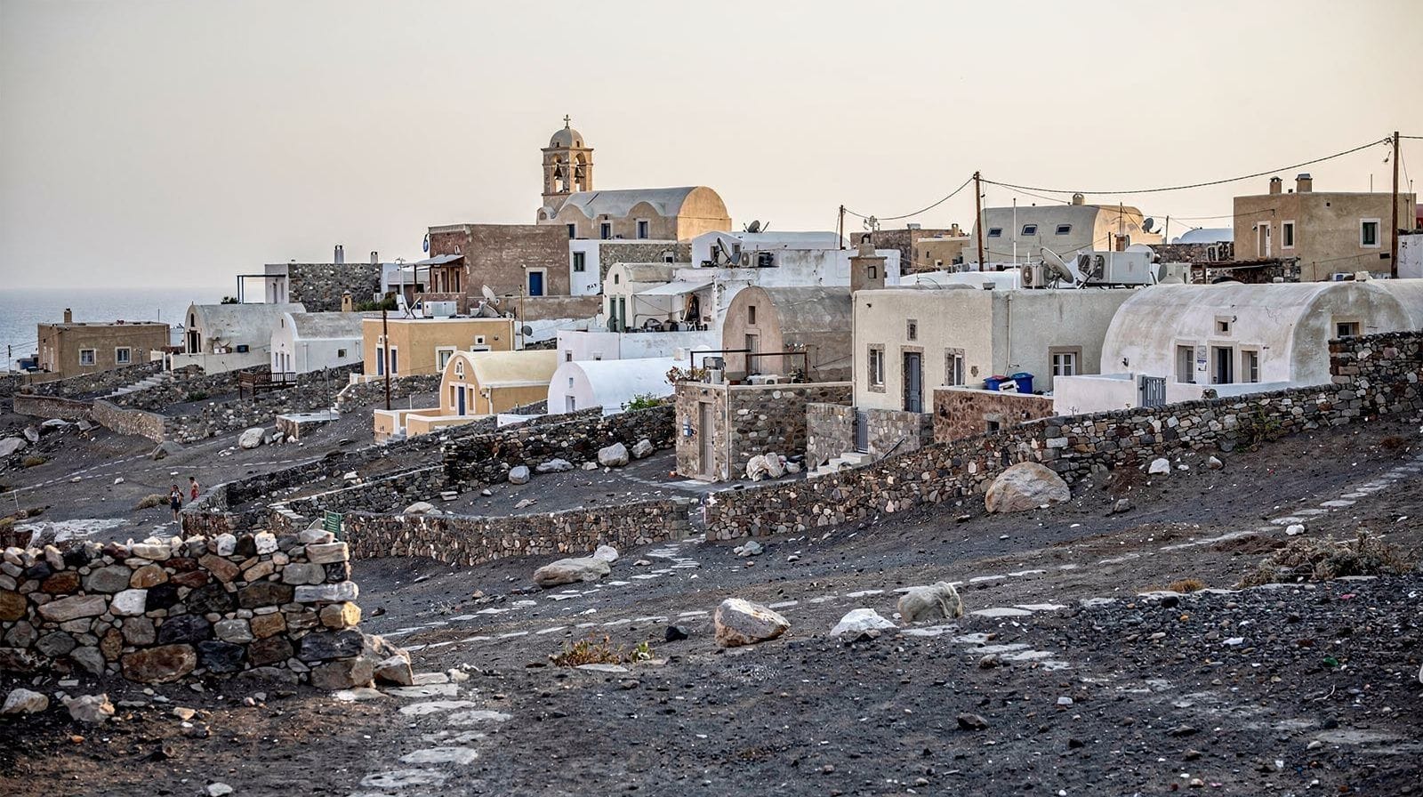 Karterados : une base tranquille et abordable près de Fira