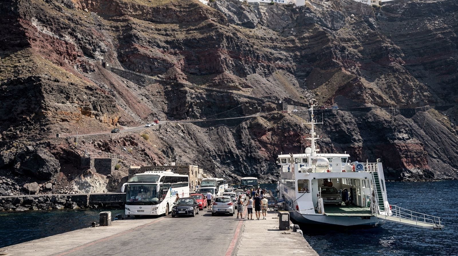 Puerto de Athinios: la única puerta marítima de Santorini