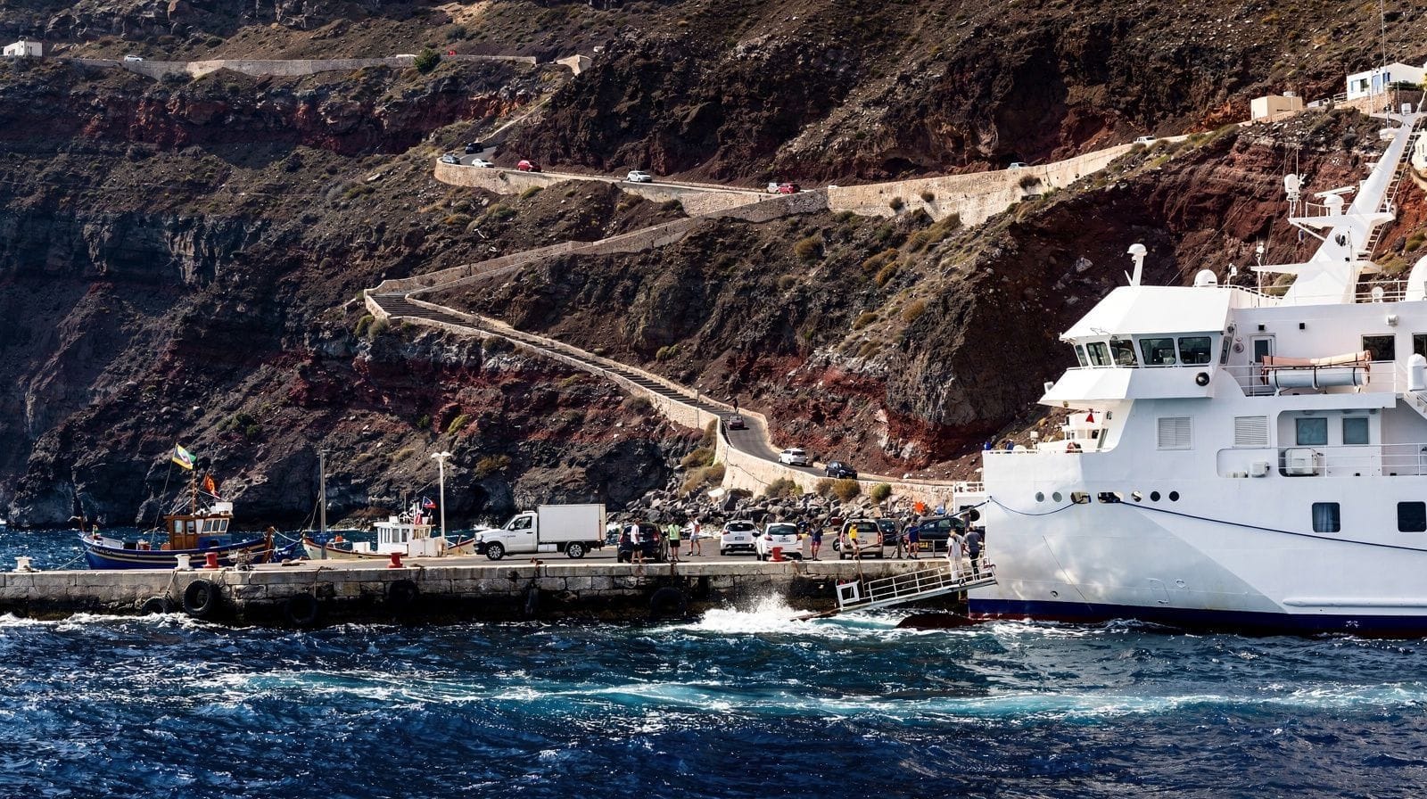 Le port d'Athinios : l'unique porte maritime de Santorin