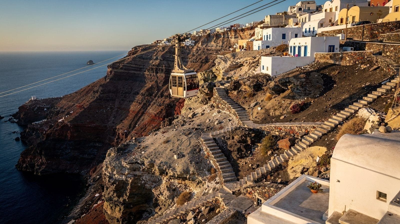Téléphérique, marches ou âne : monter depuis le vieux port de Fira