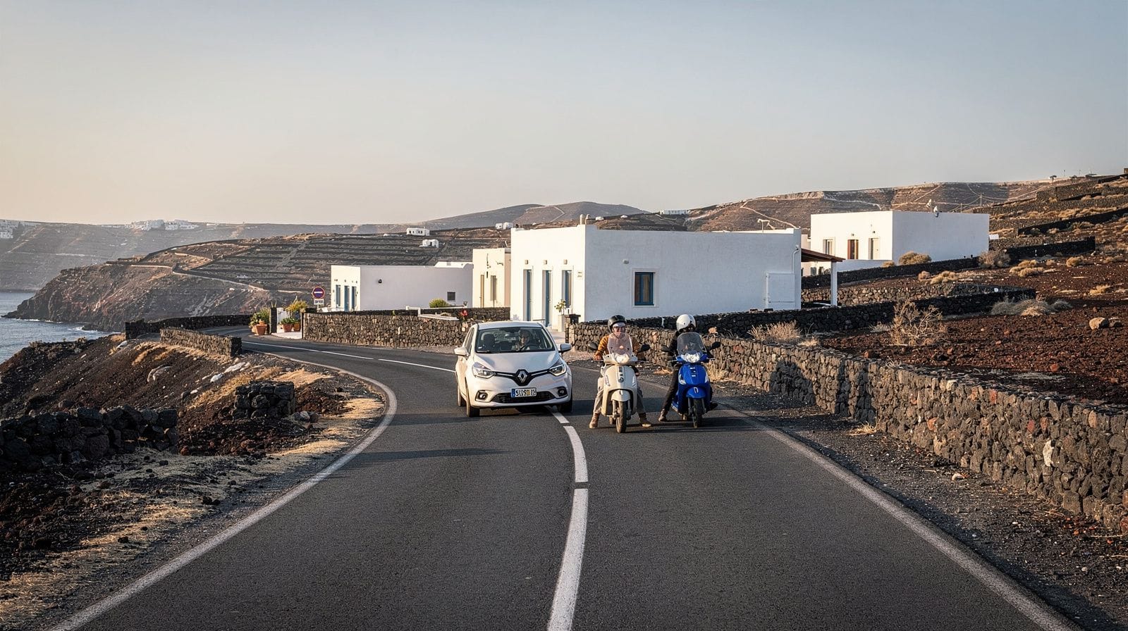 Louer une voiture ou un scooter à Santorin