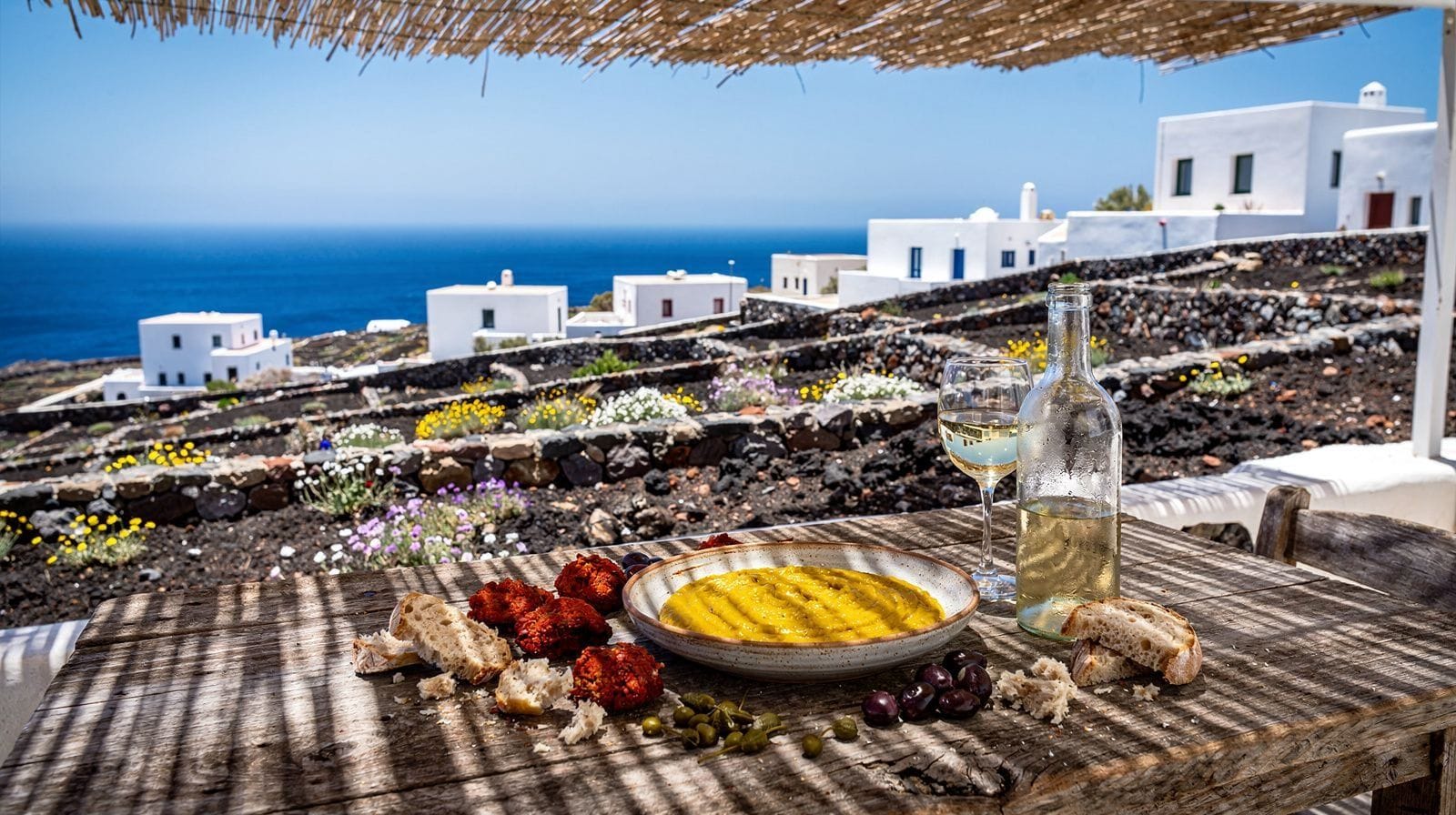 Fava et tomatokeftedes : les deux plats signatures de Santorin