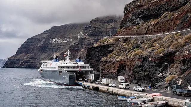 Getting to Santorini: Flights, Ferries and Which to Choose