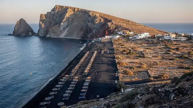 Perissa vs Kamari: Which Santorini Beach Should You Choose?