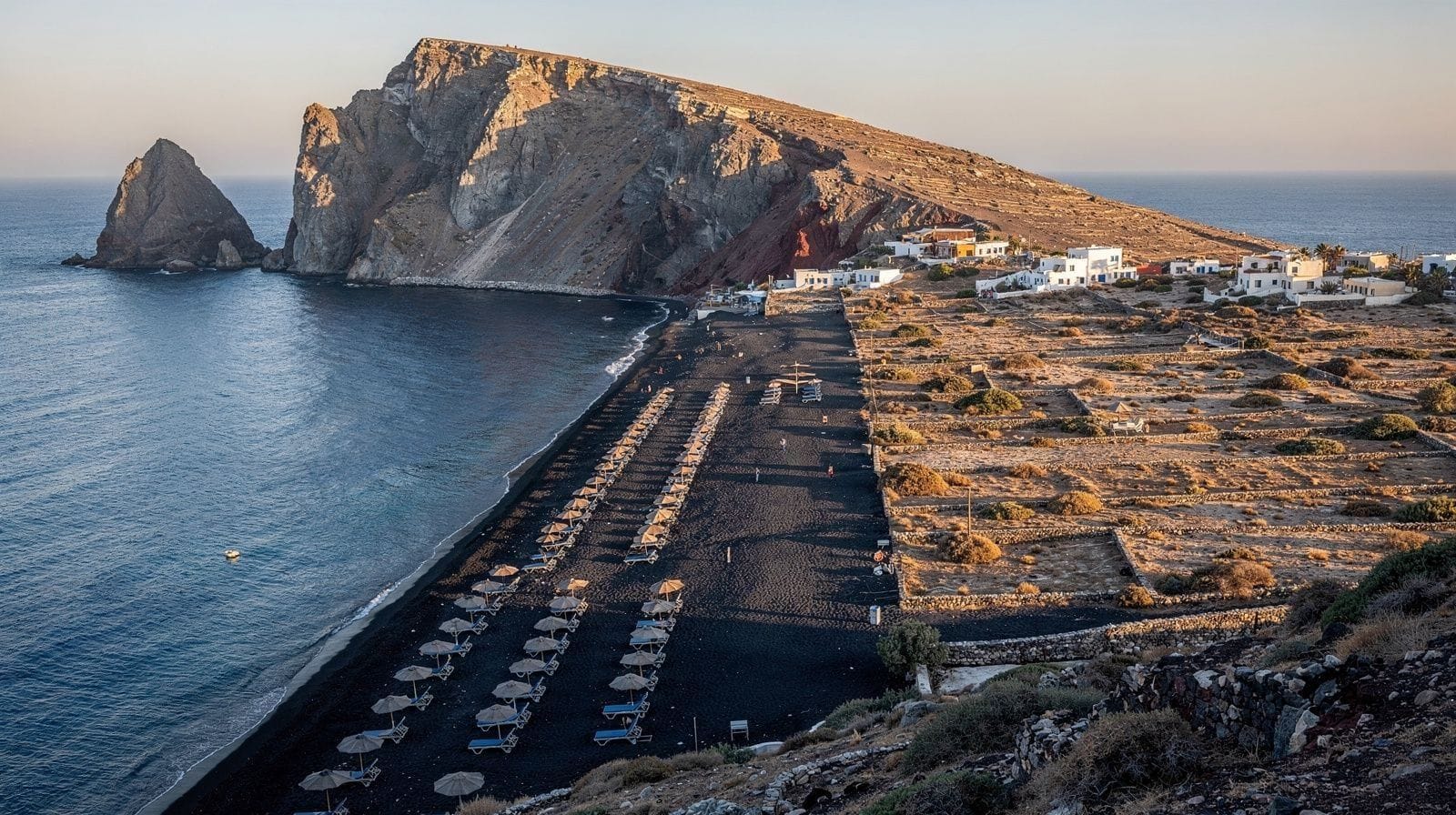 Perissa ou Kamari : quelle plage de Santorin choisir ?