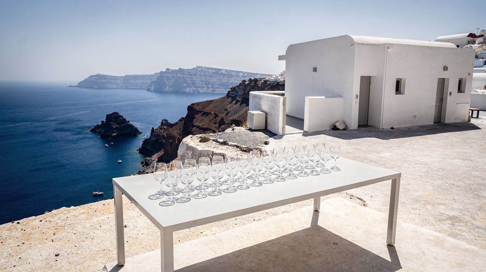 Visiter Santo Wines : le domaine viticole face à la caldeira à Santorin