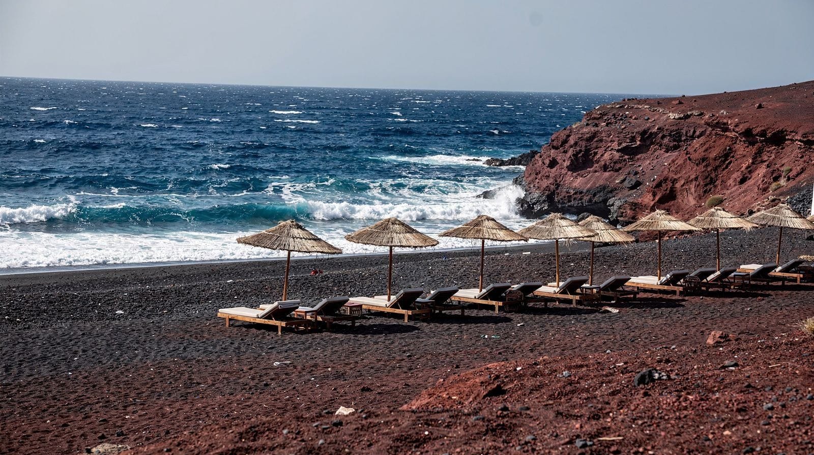 Plages de Santorin : sable noir, rocher rouge et galets comparés