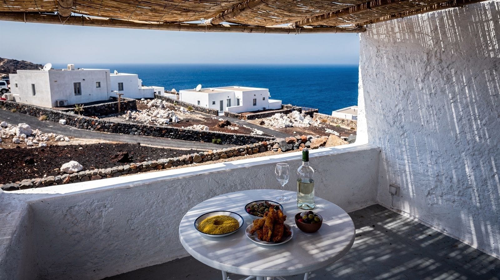 Cuisine et vins de Santorin : première approche