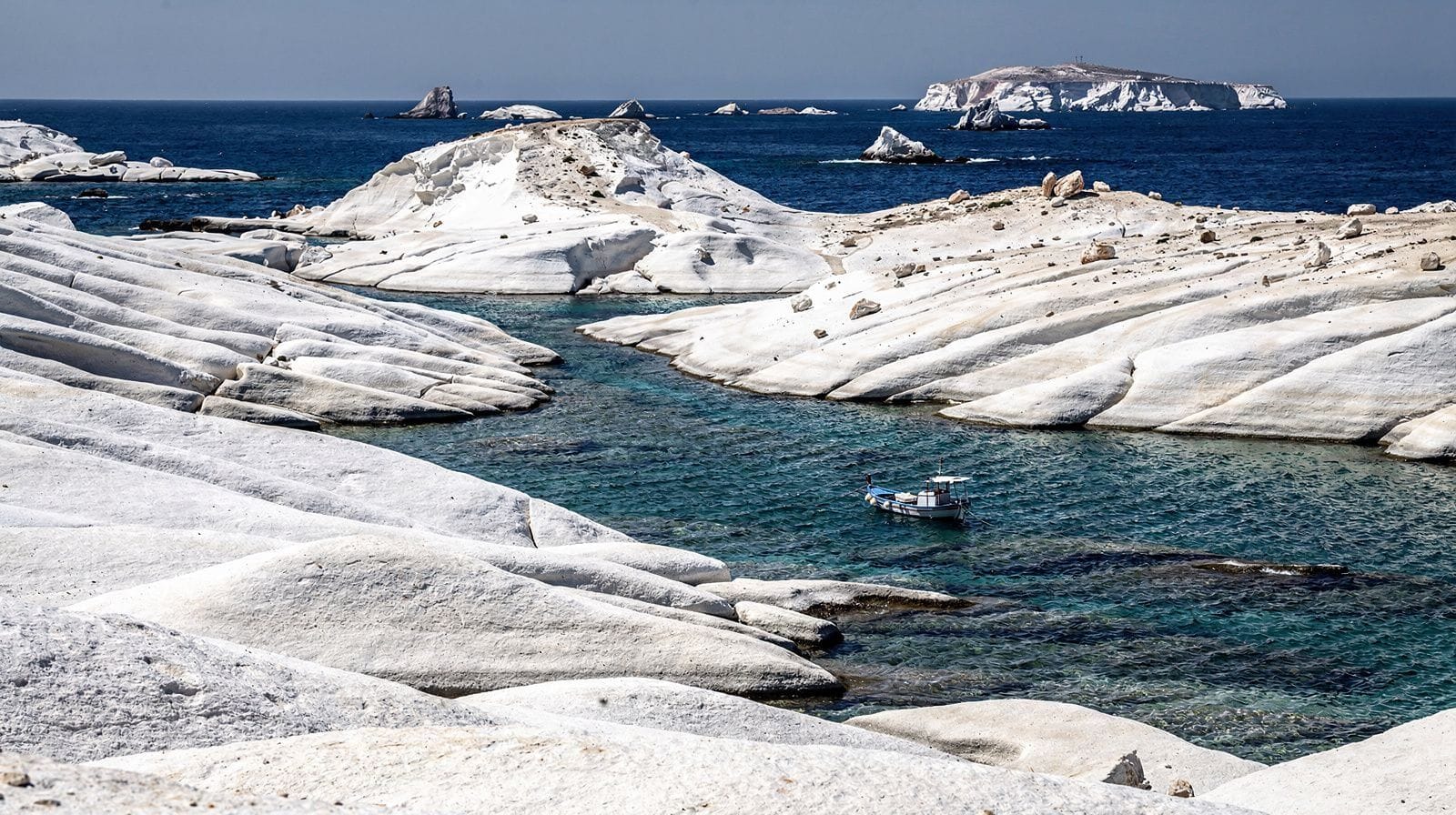Santorin vs Milos : quelle île volcanique choisir pour votre voyage