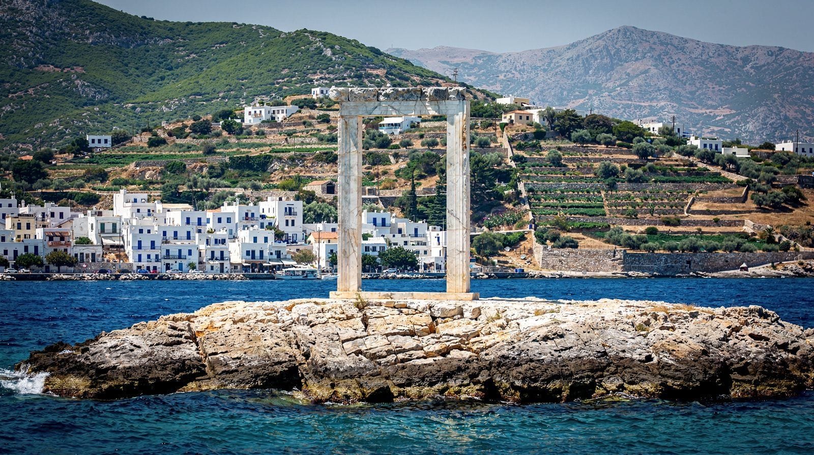 Santorin vs Naxos : faut-il ajouter une seconde île ?