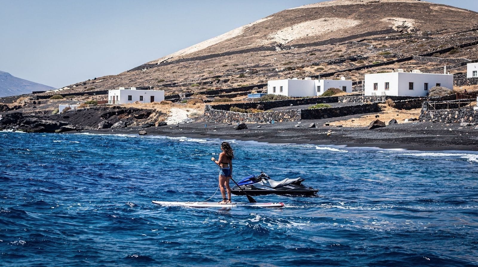 Sports nautiques à Perissa : jet-ski, bouées et parachute ascensionnel