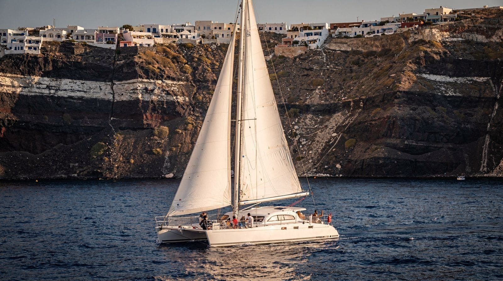 Thirassia en bateau : l'île de la caldeira que personne ne presse