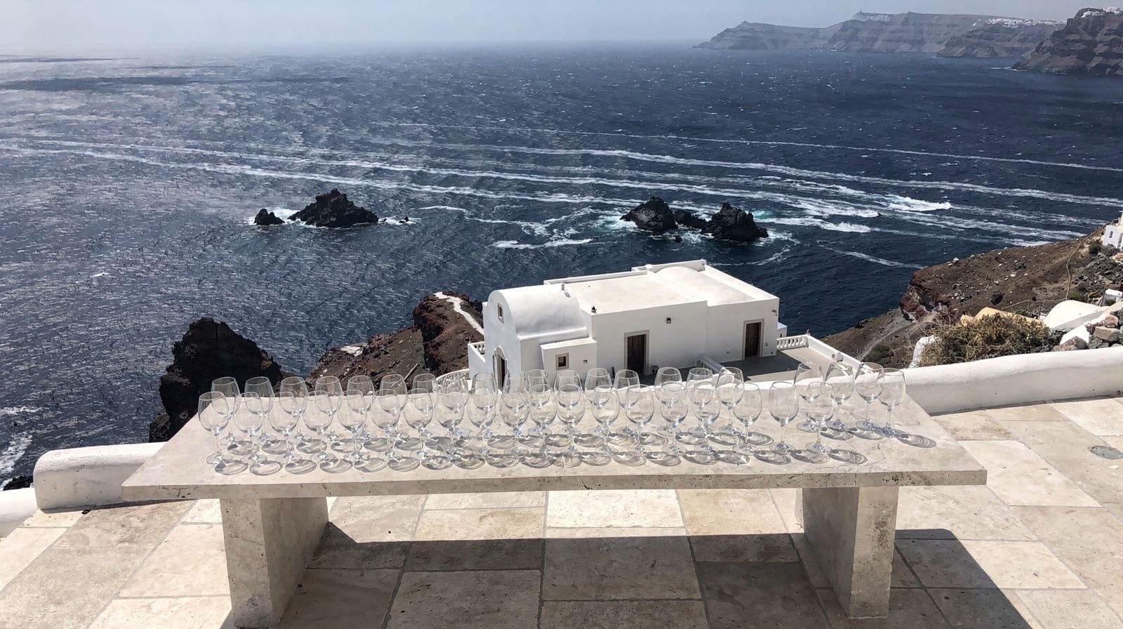 Venetsanos : la plus ancienne cave de Santorin, au-dessus du port d'Athinios