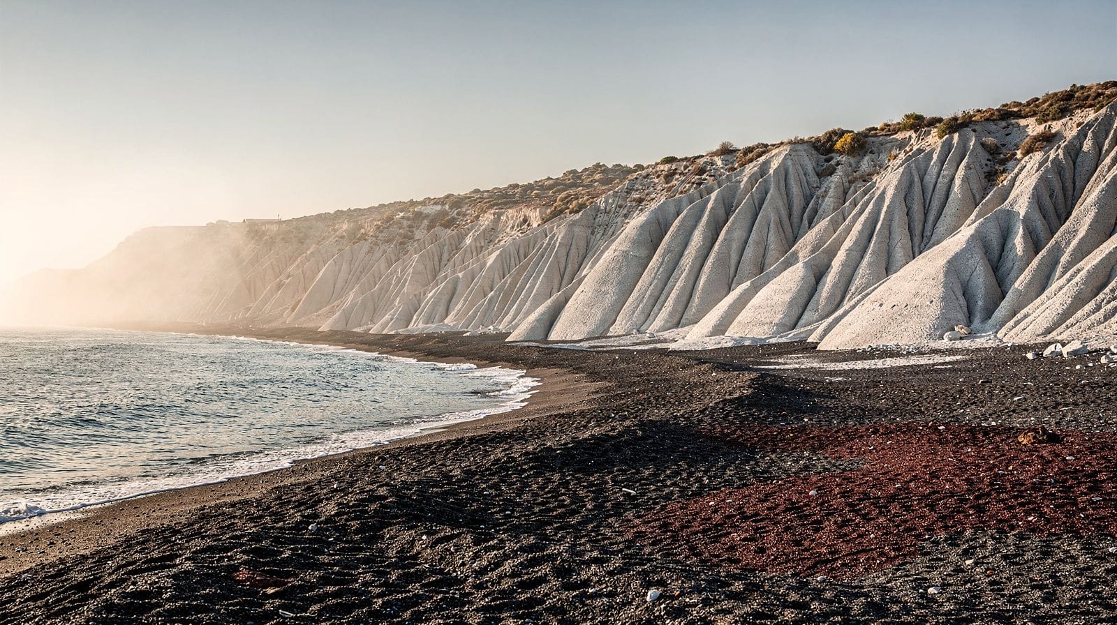 Vlychada Beach : le littoral lunaire sculpté de Santorin
