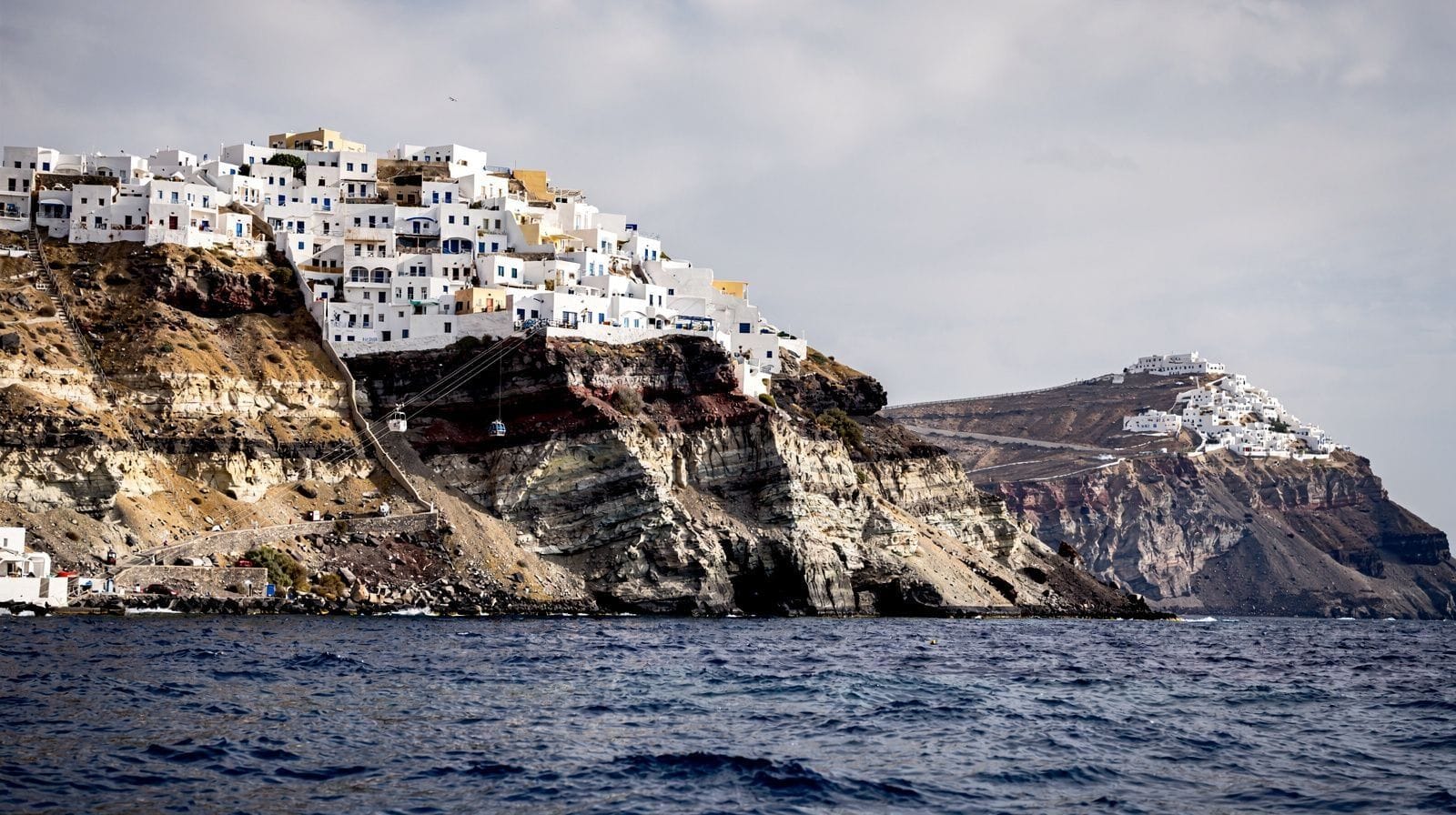 Où loger à Santorin : villages de la caldeira ou stations balnéaires