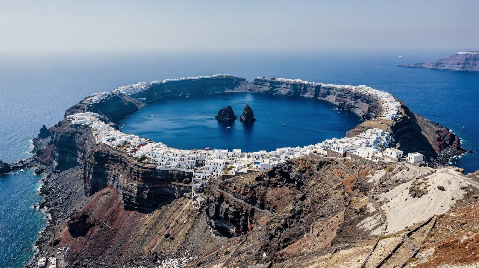 El cono negro de Nea Kameni elevándose sobre la caldera en una mañana en la que la bruma se despeja brevemente.